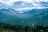 El Valle de Aburr, por donde corre el ro Medelln, separa los grandes altiplanos de Santa Rosa de Osos y Rionegro y forma un profundo can hacia el ro Magdalena.