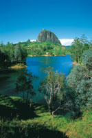 El embalse de El Peol se extiende por buena parte del relieve colinado del altiplano de Anor, que est dominado por gigantescas rocas volcnicas intrusivas.