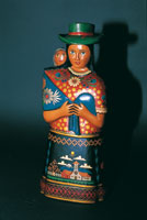 Artesana de la regin de Pasto cubierta con mopa~mopa, barniz extrado de la planta Elaeagia pastoensis.