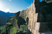 Ruinas de los muros de contncin en Machu Picchu.