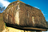 El Marial, gran roca volcnica en el altiplano de Anor.