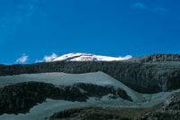 Los glaciares y la actividad volcnica generaron procesos que modelaron la alta montaa y los altiplanos en la cordillera Central.
