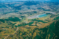 La laguna de Cucunub est rodeada de una amplia planicie, en tanto que la laguna de Suesca est enclavada en una micro cuenca cerrada.