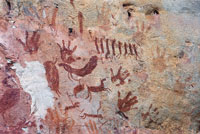 Estas enormes mesas fueron para el hombre, en tiempos remotos, un lugar sobrenatural; en el interior de los abrigos rocosos plasm el conocimiento ancestral y el respeto por la naturaleza, en miles de pictografas consideradas uno de los grandes hallazgos