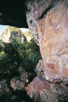 Estas enormes mesas fueron para el hombre, en tiempos remotos, un lugar sobrenatural; en el interior de los abrigos rocosos plasm el conocimiento ancestral y el respeto por la naturaleza, en miles de pictografas consideradas uno de los grandes hallazgos