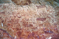 Los primeros pobladores de la Amazonia encontraron los abrigos rocosos de las serranas del Escudo Guayans y en ellos representaron escenas de su vida cotidiana.