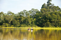 El principal medio de transporte en la Amazonia es el fluvial. Para el desplazamiento individual o de pequeos grupos se utilizan canoas llamadas peque. Las grandes embarcaciones movilizan carga y pasajeros.
