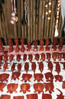 Artesanas elaboradas en palo sangre, Brosimum rubescens.