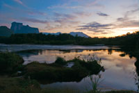 Perfil de la serrana de Autana en la provincia de Guayana, Venezuela. En su base se acumula la arena que va formando un sustrato pobre para el desarrollo de la vegetacin.