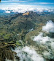 Las cumbres paramunas de las montaas volcnicas en el sur de Nario muestran las grandes coladas de lava y profundos valles por donde fluyeron millones de toneladas de sedimentos, que se depositaron en el piedemonte de la Amazonia.
