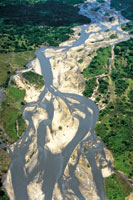 Numerosos ros que nacen en la vertiente andina aportan gran cantidad de sedimentos a la planicie amaznica.