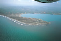 Una gran espiga litoral cerca de Puerto Colombia ha sido formada por sedimentos descargados por el Magdalena en Bocas de Ceniza.