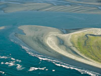 Acumulacin de sedimentos en la desembocadura de un ro.