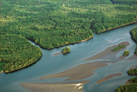 La turbulencia de las aguas en la zona estuarina, determina el grado de estratificacin y la formacin de barras arenosas que encierran cuerpos de agua con diferente grado de salinidad.