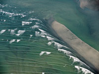 La turbulencia de las aguas en la zona estuarina, determina el grado de estratificacin y la formacin de barras arenosas que encierran cuerpos de agua con diferente grado de salinidad.