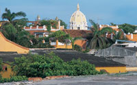 Las blancas cpulas de las iglesias contrastan con los vivos colores de las casas coloniales del centro histrico.