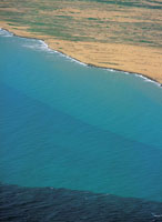 Aporte de sedimentos de suelo arcilloso que se depositan en el mar y contribuyen a aumentar la turbidez de las aguas.