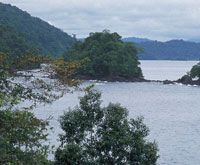 En el golfo hay una serie de accidentes geogrficos, como la ensenada de Utra, que estn enmarcados por fallas y fuertes plegamientos de la tierra, cuyo teln de fondo es la serrana del Baud.