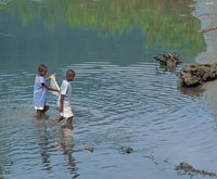 La mayora de la poblacin en cercanas a Tribug es de raza negra, aunque algunos grupos de indgenas bajan ocasionalmente de las cabeceras y zonas medias de los ros Bojay y Baud a intercambiar productos y alimentos, para lo cual se valen de canoas y