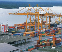 A travs del puerto de Buenaventura entra al pas ms del 60% del total de las mercancas provenientes de diversas partes del mundo. Desde all tambin se exportan productos colombianos como el caf y el azcar.