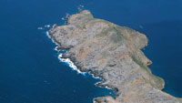 A lo largo de la costa se presenta una gran variedad de accidentes geográficos; entre ellos se destacan los cabos o puntas que delimitan los golfos y las bahías.