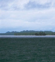 En el extremo sur, la costa es plana debido al aporte de sedimento de los ros, que con el paso del tiempo oculta las cicatrices dejadas por movimientos tectnicos.