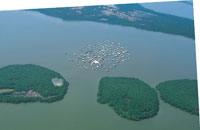 La laguna costera ms extensa del pas es la Cinaga Grande de Santa Marta, ambiente que ha sido aprovechado por el hombre desde tiempos muy remotos. Asentamiento palaftico de Nueva Venecia.