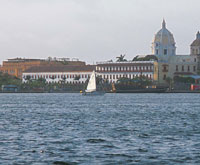 Desde la Colonia, la baha de Cartagena ha sido uno de los puertos ms importantes y densamente poblados del pas; en la actualidad, al lado de la arquitectura colonial, la ciudad alberga modernas construcciones.
