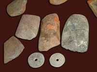 En una misma regin de la vertiente andina hay evidencias arqueolgicas de diversas culturas y pocas de ocupacin. Cabezas de hacha elaboradas en diversos tipos de roca arenisca de la cordillera Oriental  y otras de procedencia lejana, en materiales gran