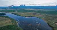 Ro Carrao, sobre la planicie del macizo Guayans, rodeado de bosques y sabanas.