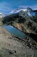 En algunos picos de la Sierra Nevada del Cocuy el retroceso reciente de las masas glaciares ha dejado la roca desnuda, donde se evidencia la estratificacin sedimentaria. En los espacios cedidos por el glaciar se forman pequeas lagunas.