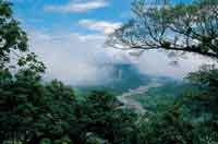 Al acercarse al Llano, los ros corren menos torrentosos por valles abiertos.