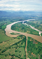 El Magdalena Medio o Yuma, el ro amigo en lengua Karib, se extiende desde los raudales de Honda hasta la poblacin de La Gloria en el departamento de Bolvar.