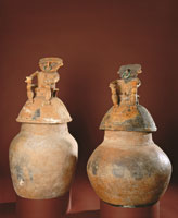 Urnas funerarias de la etnia Karib, con figuras antropomorfas en la tapa.