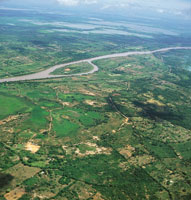 En la planicie se pueden apreciar pequeas terrazas, suaves colinas y orillales producidos por el ro, as como algunas barras o islas.