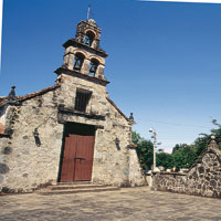 Durante los siglos coloniales, la arquitectura espaola se adapt a las condiciones del mundo americano, donde cre nuevos estilos y formas. Iglesia de Mariquita.