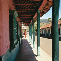 Durante los siglos coloniales, la arquitectura espaola se adapt a las condiciones del mundo americano, donde cre nuevos estilos y formas. Casa en Ambalema.