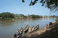 Los habitantes de las riberas del ro conservan sus costumbres ancestrales: la pesca artesanal.