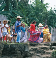 Los habitantes de las riberas del ro conservan sus costumbres ancestrales: la  fiesta como celebracin de sus  tradiciones ms antiguas.
