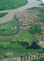 El crecimiento de los asentamientos humanos ha agudizado la problemtica ambiental al superar la capacidad de recuperacin de los ecosistemas naturales. Ciudad de El Banco a orillas del Magdalena.