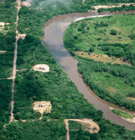 La extraccin de petrleo genera riqueza para la regin y el pas, pero implica tambin la transformacin del entorno natural y en algunas oportunidades serios problemas ambientales.