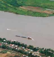 El medio fluvial es econmico para el transporte de carga y pasajeros, por lo que la recuperacin de la nevegabilidad del Magdalena es una inversin que beneficiar al pas.