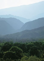 La gran cordillera de los Andes emergi por el vulcanismo generado por el choque de placas tectnicas y con el paso del tiempo, su forma final fue modelada por la accin erosiva del agua.