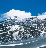 El ro Magdalena nace en el Macizo Colombiano, en las altas cumbres de la cordillera Central y recorre mltiples ambientes como nevados, pramos, bosques andinos, sabanas y valles inundables. Nevado del Ruiz.