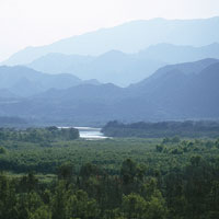 Desde su nacimiento hasta que sale de la cordillera y entra al valle , el ro se desplaza por una fuerte pendiente y arrastra a su paso una gran cantidad de sedimentos. Piedemonte del Macizo Colombiano.