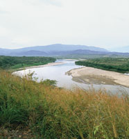 Desde su nacimiento hasta que sale de la cordillera y entra al valle , el ro se desplaza por una fuerte pendiente y arrastra a su paso una gran cantidad de sedimentos. Valle alto del Magdalena a la altura de Hobo.