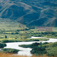 Al sur, cerca del municipio de Hobo, el valle del Magdalena es muy angosto; sin embargo, a la altura de Purificacin alcanza una anchura de 50 km, vuelve a estrecharse cerca de la ciudad de Honda y finalmente sobrepasa los 100 km en la zona de Barrancaber