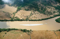 En las llanuras de desborde, el ro se sale de su cauce en pocas de mayor precipitacin y forma meandros y cauces paralelos. Formacin de islotes por acumulacin de sedimentos.