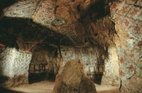 Dentro de la cmara de los hipogeos de Tierradentro, decorados con formas geomtricas y figuras antropomorfas, se inclua el ajuar funerario que acompaara al muerto en su ltimo viaje.