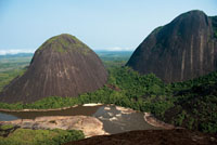 Aunque su territorio es predominantemente plano, la Orinoquia y la Amazonia colombianas poseen montañas aisladas, como los cerros de Mavecure, por entre los que discurre el río Inírida y en cuya base se forma un pequeño raudal. 